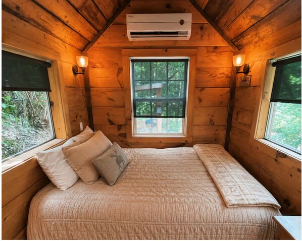 Tabla de planchar con plancha, wifi y ropa de cama