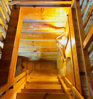 Eine Holztreppe mit Geländer, die nach oben führt.