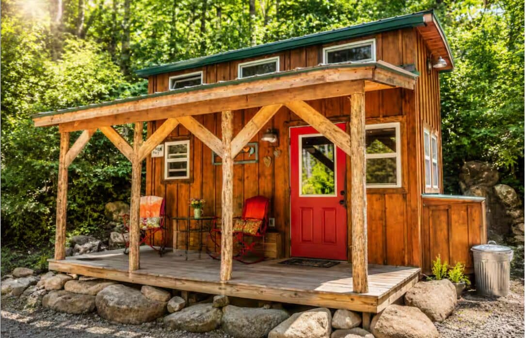 Terrace/patio. Tranquil 2-bedroom cabin with AC in charming Newport