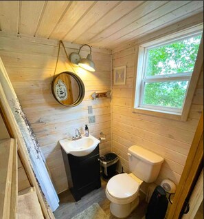 Bathroom - Secluded Mt Farmer Cabin + Hot Tub (Newport)