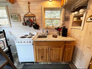 Private kitchen - Secluded Mt Farmer Cabin + Hot Tub (Newport)