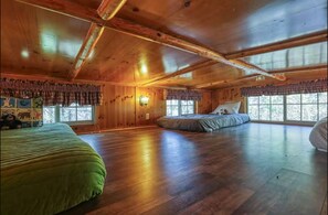 Room - Secluded Smoky Mtn Cabin w/ Hot Tub • Views • (Newport)