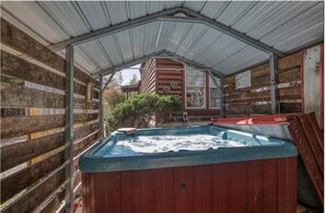 Outdoor spa tub - Secluded Smoky Mtn Cabin w/ Hot Tub • Views • (Newport)
