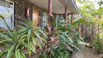 Deluxe Cabin, Patio, Garden View | Terrace/patio