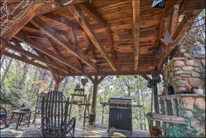 Outdoor dining - Secluded Smoky Mountain Cabin with Hot Tub (Newport)