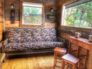 Living area - Cozy 1-bedroom cabin in adorable Newport with AC comfort (Newport)