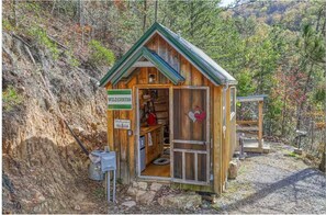 Exterior - Cozy 1-bedroom cabin in adorable Newport with AC comfort (Newport)