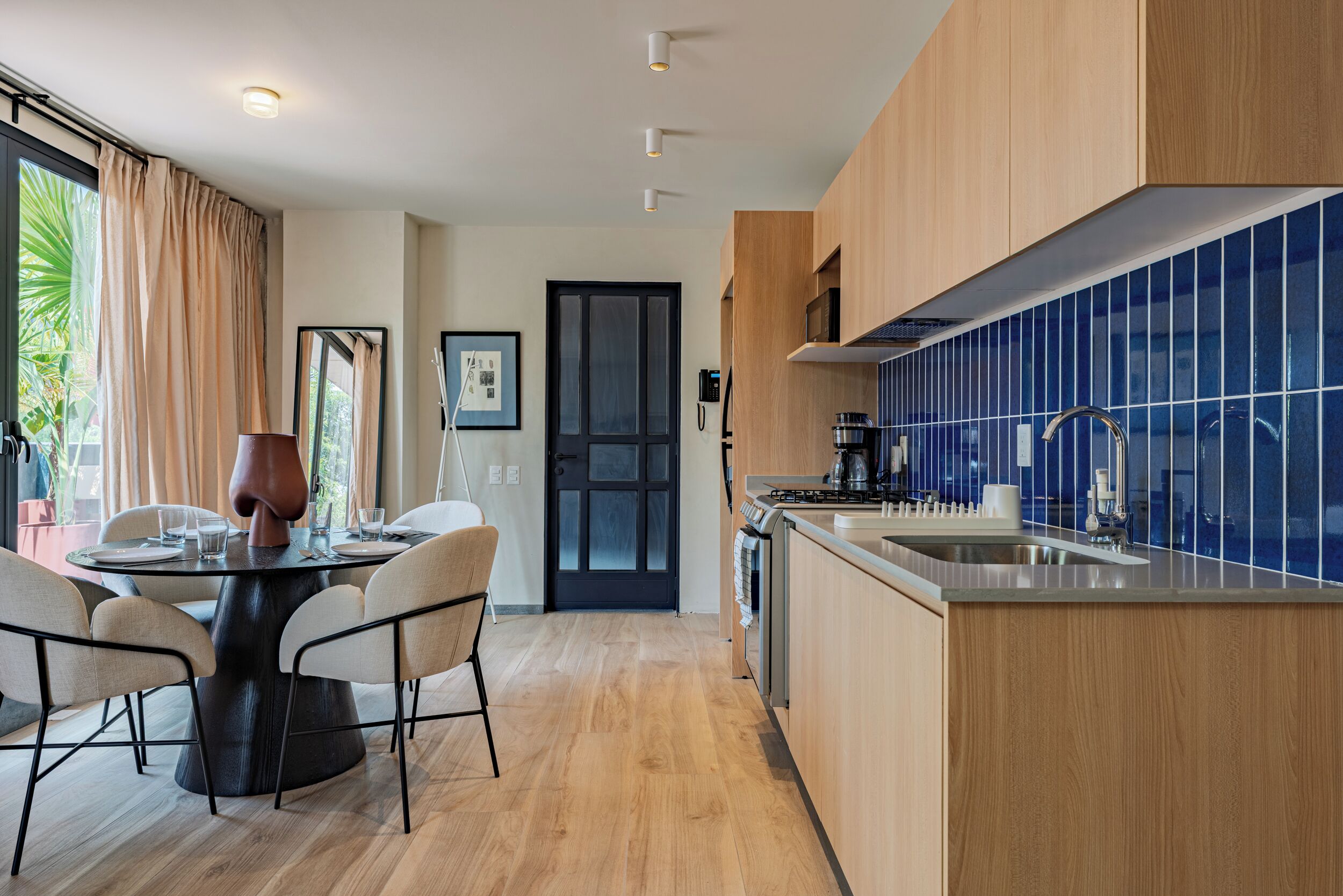 Condo presidencial, vista al patio | Cocina privada | Refrigerador con congelador, microondas, horno y parrilla de estufa 