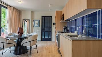Condo presidencial, vista al patio | Cocina privada | Refrigerador con congelador, microondas, horno y parrilla de estufa