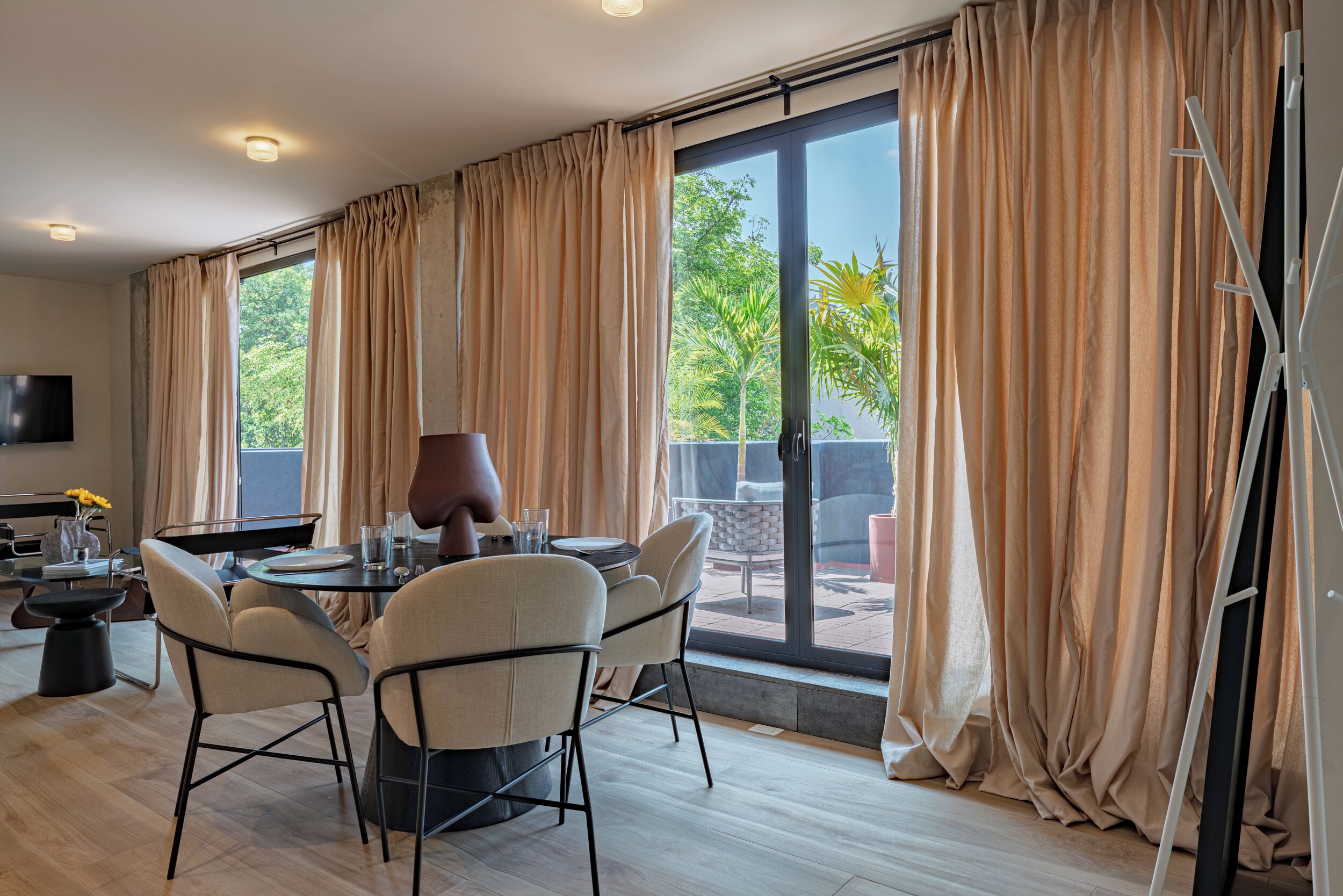Condo presidencial, vista al patio | Restaurantes
