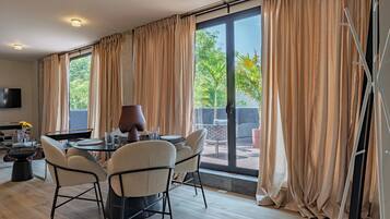 Condo presidencial, vista al patio | Restaurantes