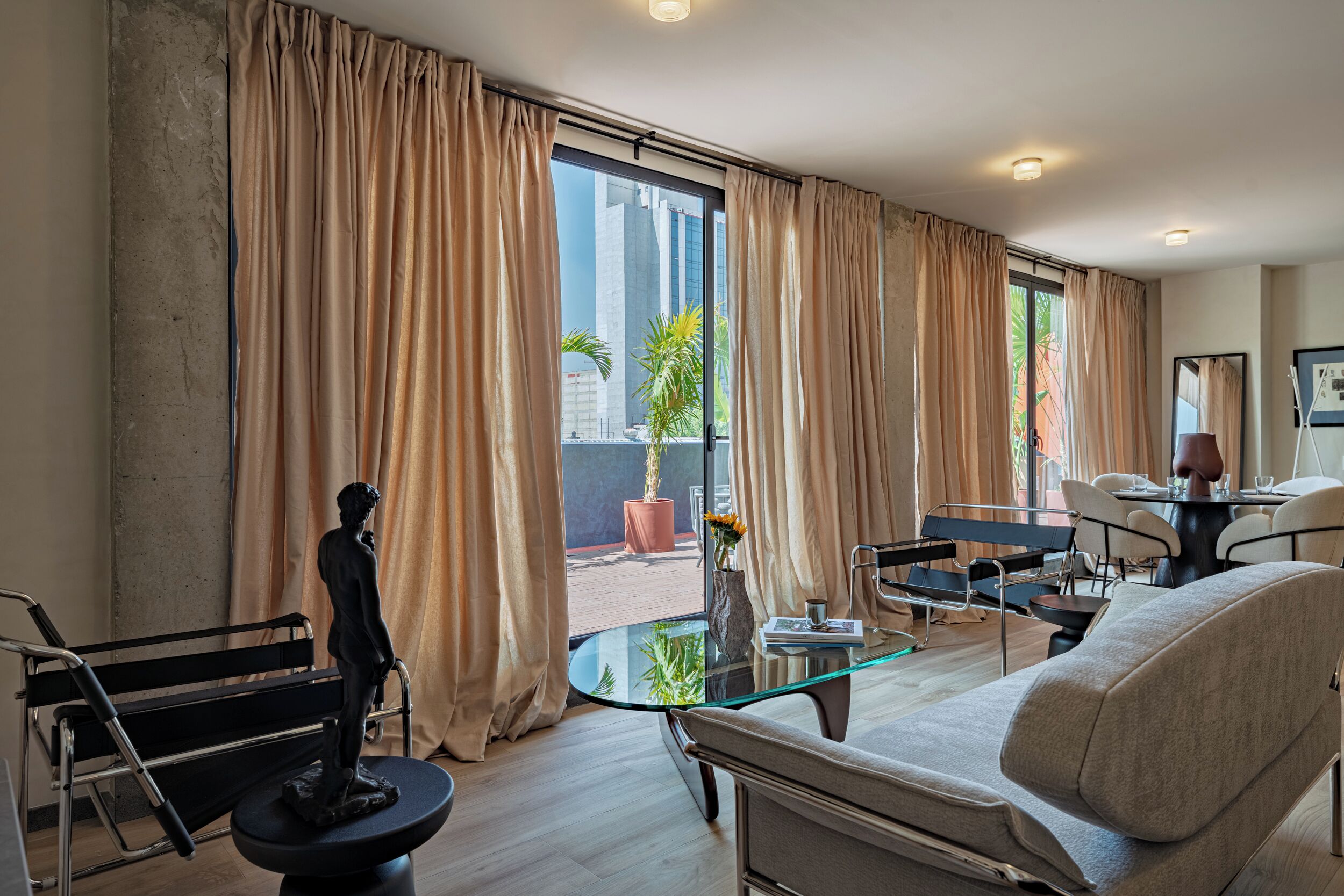 Condo presidencial, vista al patio | Interior