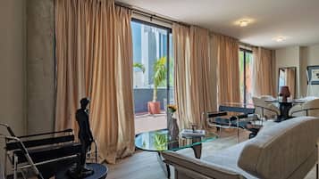 Condo presidencial, vista al patio | Interior
