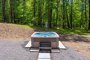 Outdoor spa tub - NEW: Gorgeous Grand Chalet w/ Hot Tub & Views (Catskill)