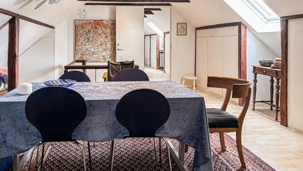 A dining area with a table, chairs, and a view of a hallway. - Stunning apartment in Holstebro with WiFi (Holstebro)