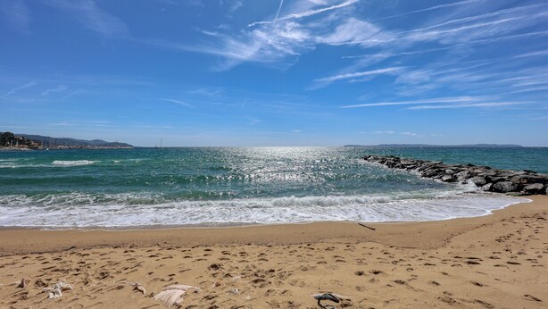 A beach with waves, a rocky shoreline, and a clear sky. - L’Orée des Sables - Vue mer & plage à 15 m (Le Lavandou)