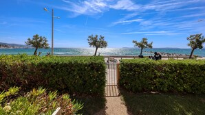 A pathway leading to a coastal area with benches and a view of the sea. - L’Orée des Sables - Vue mer & plage à 15 m (Le Lavandou)