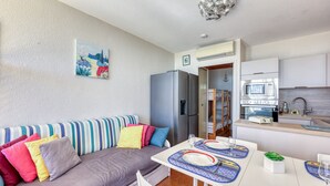 A modern kitchen with a refrigerator, microwave, and sink. - L’Orée des Sables - Vue mer & plage à 15 m (Le Lavandou)