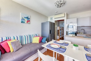 Eine moderne Küche mit Kühlschrank, Mikrowelle und Spüle.