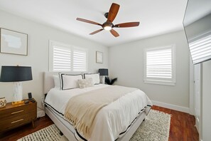 Tabla de planchar con plancha, wifi, ropa de cama