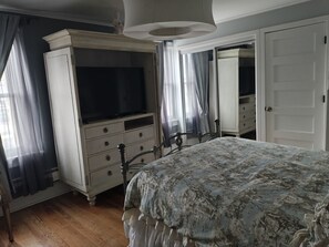 Room - Spacious 3-bedroom house in charming Beach Haven with AC (Beach Haven)