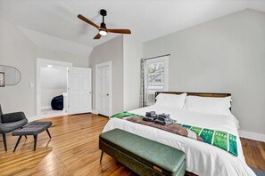 Desk, iron/ironing board, WiFi, bed sheets - The End Zone | Hot Tub (Columbia)
