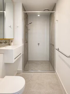 Bathroom - Stylish Melbourne CBD 2-Bed, 2-Bath Apartment with Pool, Gym & Games Room (Melbourne)