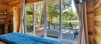 Waterfront cabin-Couples getaway *Private hot tub*