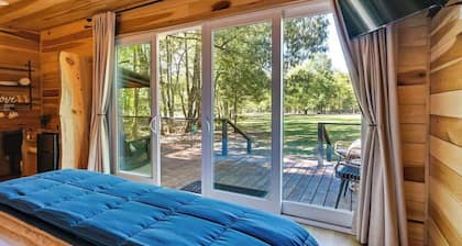 Waterfront cabin-Couples getaway *Private hot tub*