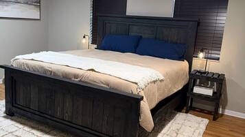 Tabla de planchar con plancha, wifi y ropa de cama