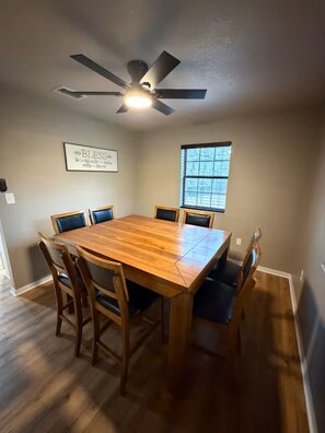 Dining - Graff Place (live oak)
