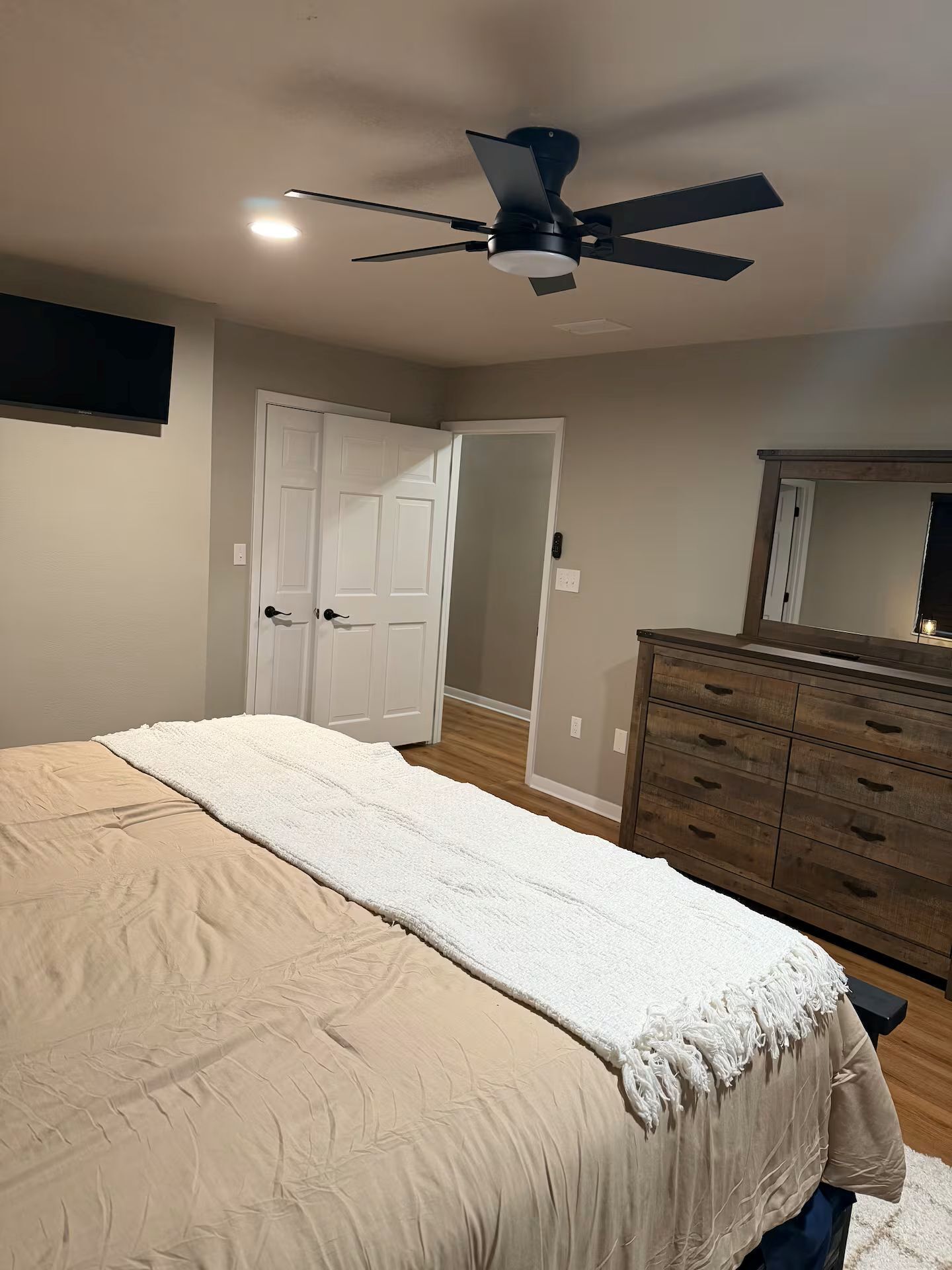 Iron/ironing board, WiFi, bed sheets