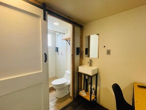Baignoire et douche séparées, serviettes fournies, shampoing