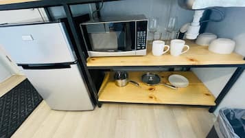 Estudio, 1 cama doble, no fumadores, baño privado | Cocina privada | Frigorífico pequeño, microondas, placa de cocina y utensilios de cocina