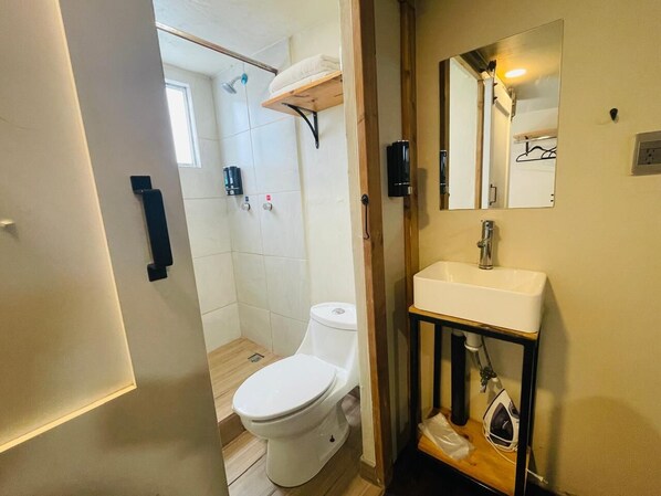 Estudio, 1 cama doble, no fumadores, baño privado (A) | Baño | Bañera y ducha independientes, toallas, champú y papel higiénico
