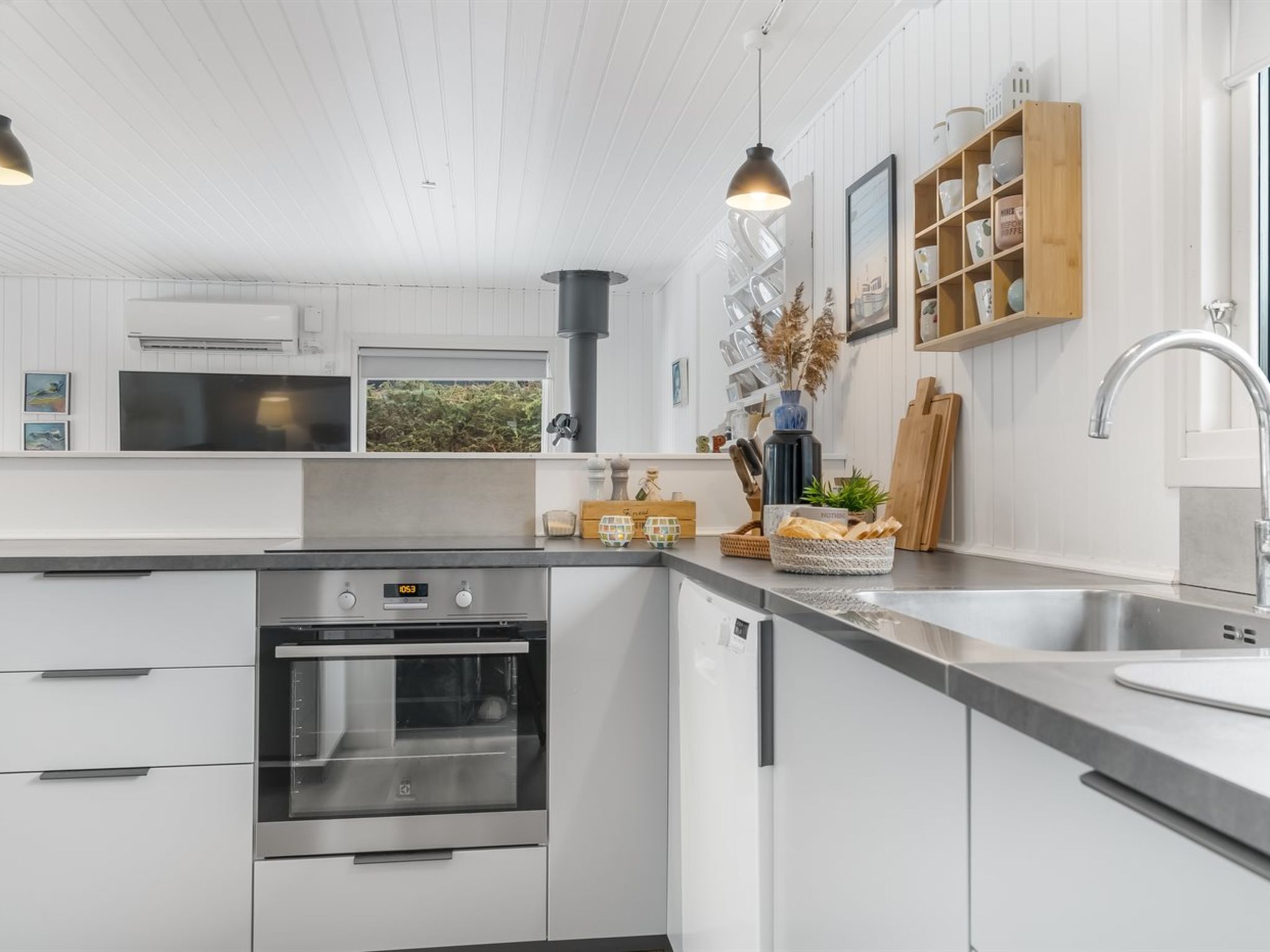 Fridge, microwave, dishwasher, cookware/dishes/utensils