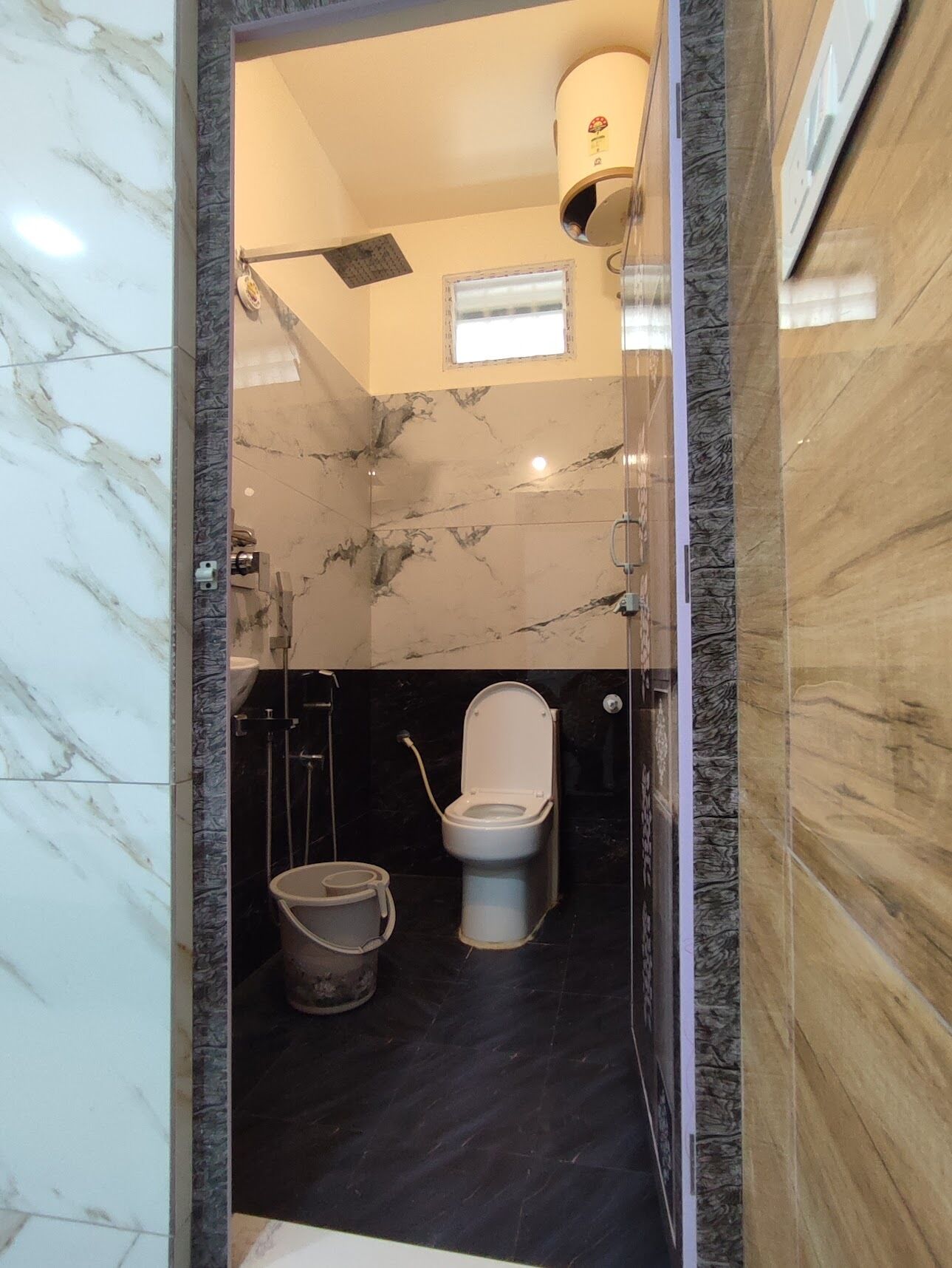 Bañera con ducha, toallas