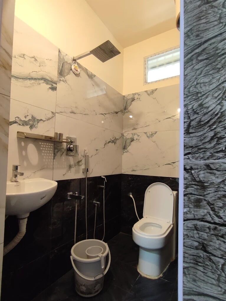 Combined shower/tub, towels