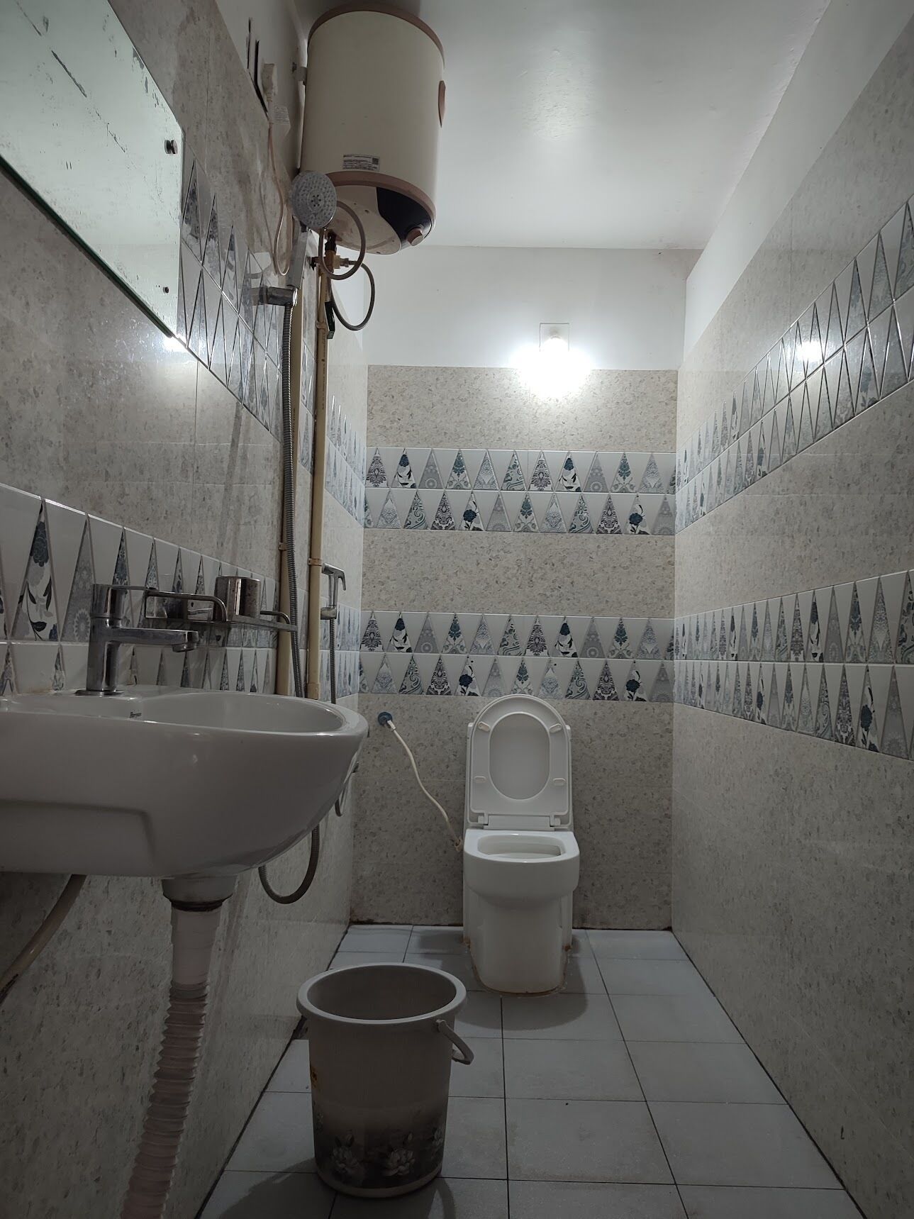 Combined shower/bathtub, towels