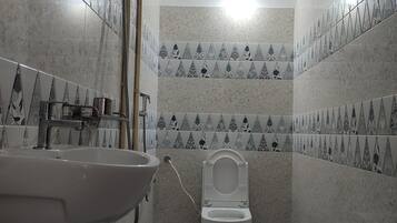 Combined shower/bathtub, towels
