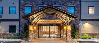 1BR Queen Suite w/ Kitchen | Breakfast + Pool