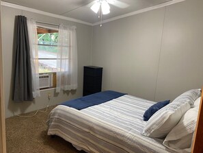 3 bedrooms, free WiFi, bed sheets - Welcome to Somewhere on a Lake, a 3BR/2BA waterfront retreat on Lake Palo Pinto. (Gordon)