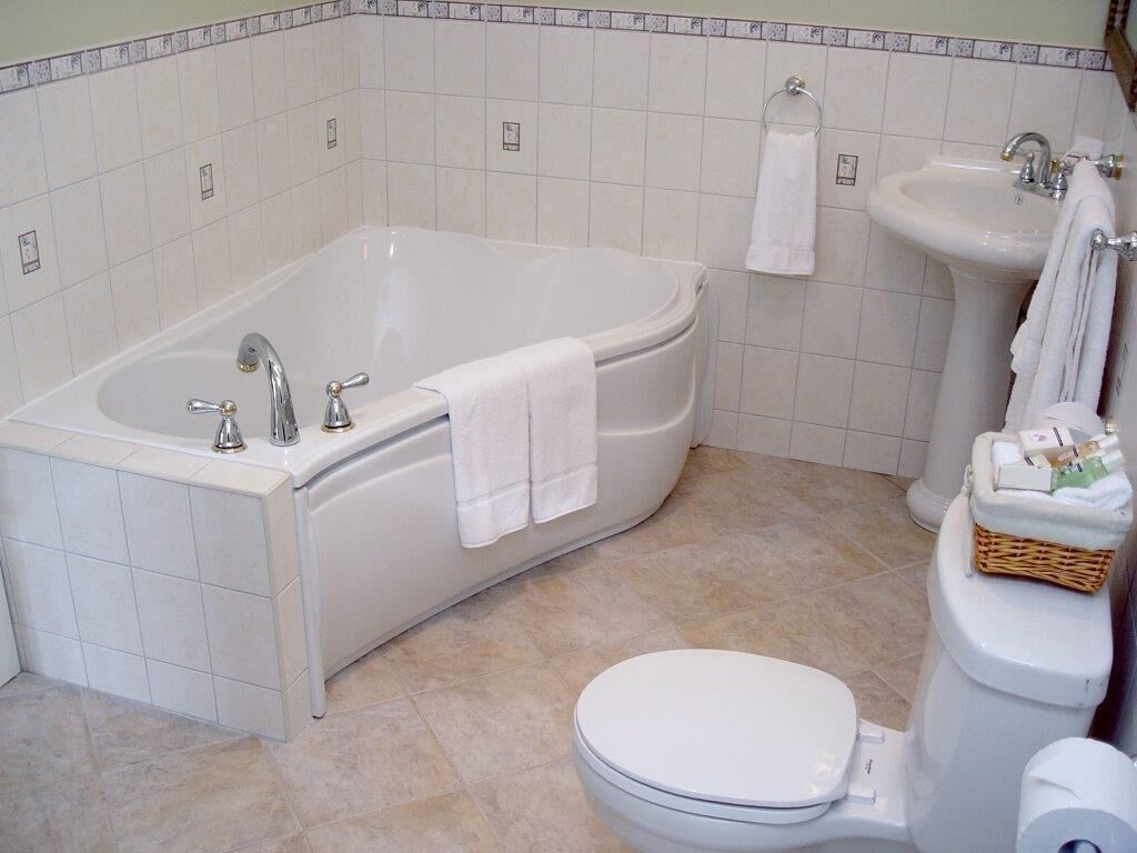 Suite, uitzicht op oceaan | Badkamer | Een aparte badkuip en douche, een regendouche, gratis toiletartikelen