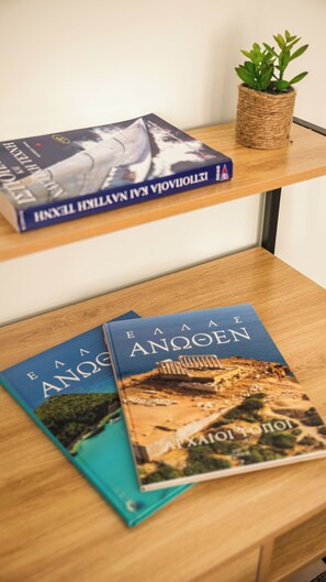 Zwei Bücher auf einem Holztisch, eines mit dem Titel 'Estonia' und das andere 'Ancona'.