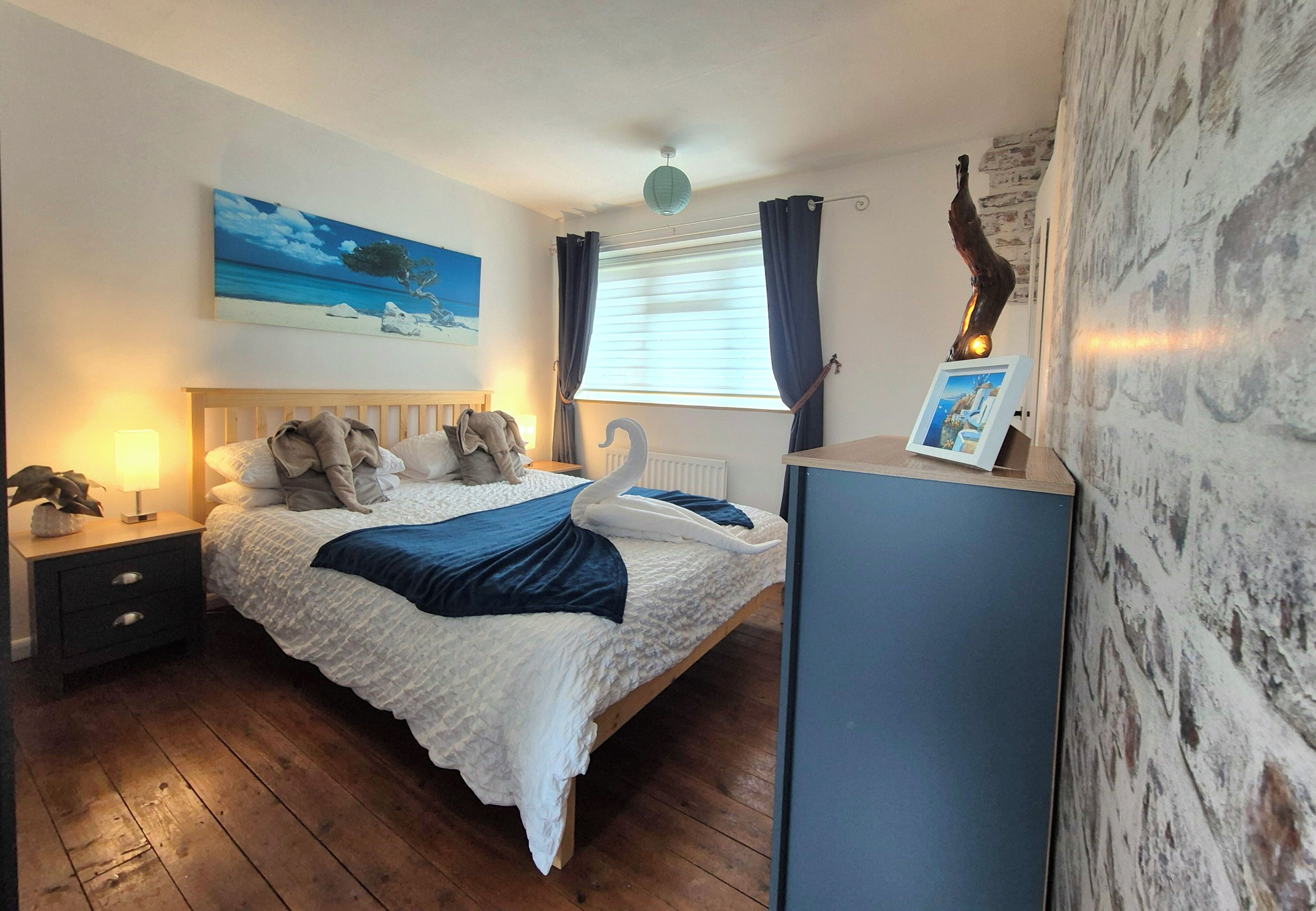 King size bed with a 40/60 memory and sprung mattress. 