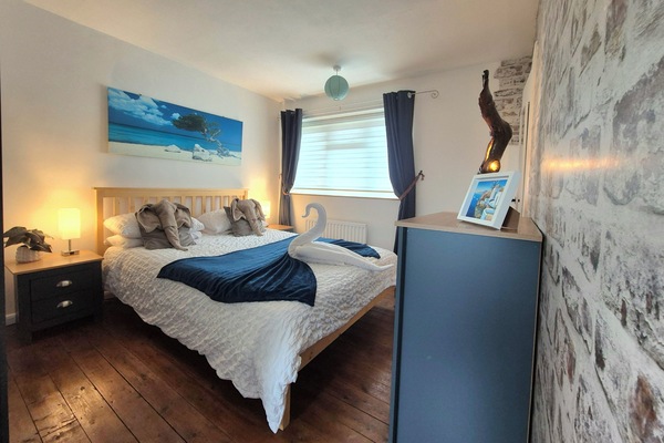 King size bed with a 40/60 memory and sprung mattress.