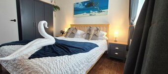 Home from Home - Entire 1 bed House, Parking, Sky TV, Fast Fibre, London Train.