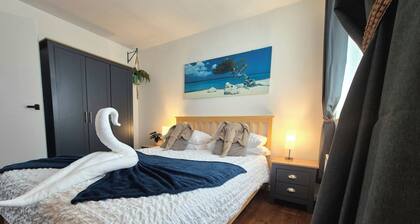 Home from Home - Entire 1 bed House, Parking, Sky TV, Fast Fibre, London Train.