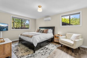 Room - Bluebird Day - Box Factory Bungalow, A charming 2-bedroom retreat. (Bend)