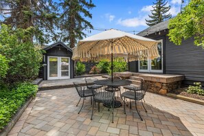 Outdoor dining - Bluebird Day - Box Factory Bungalow, A charming 2-bedroom retreat. (Bend)